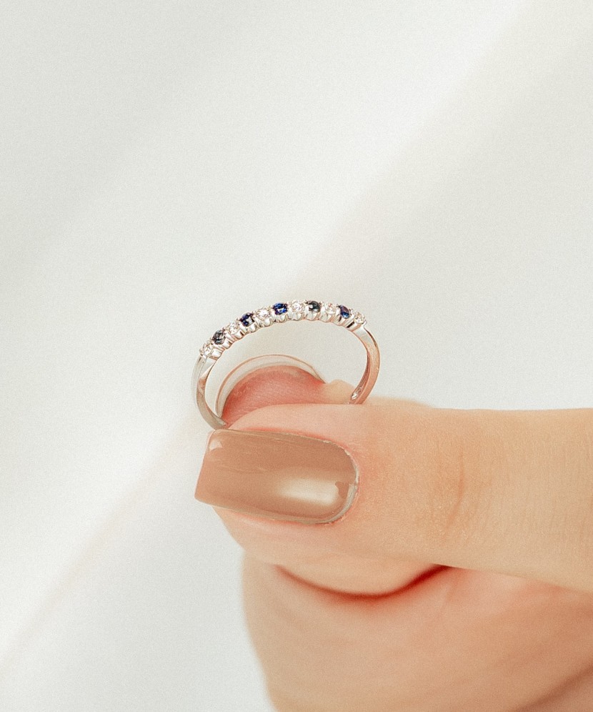 Baltā zelta gredzens ar safīru un dimantiem