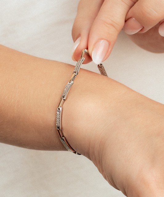 Apzeltīta sudraba rokassprādze ar cirkonijiem