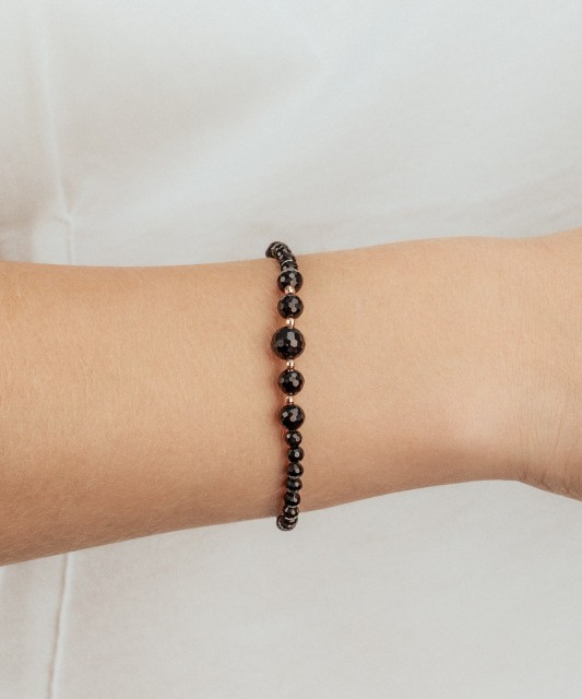 Rokassprādze ar oniksu un zeltu