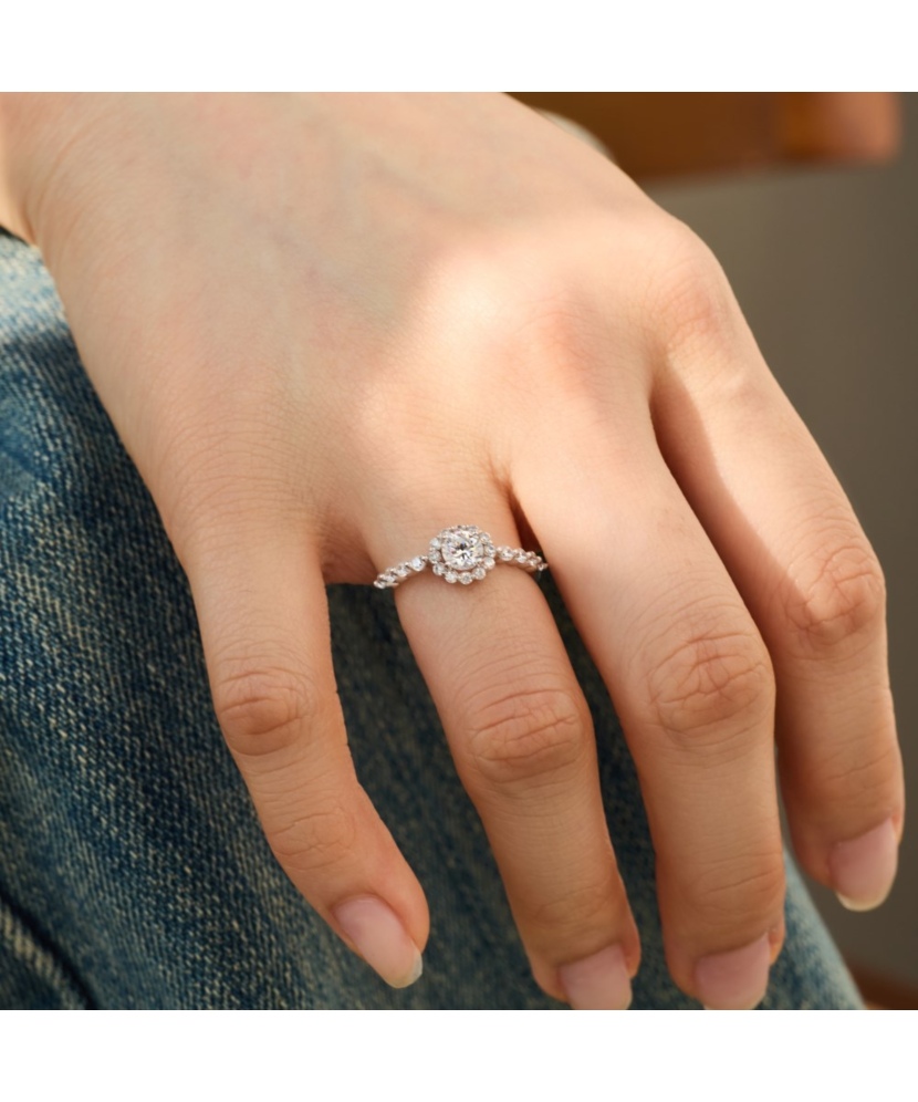 Серебряное кольцо с цирконами