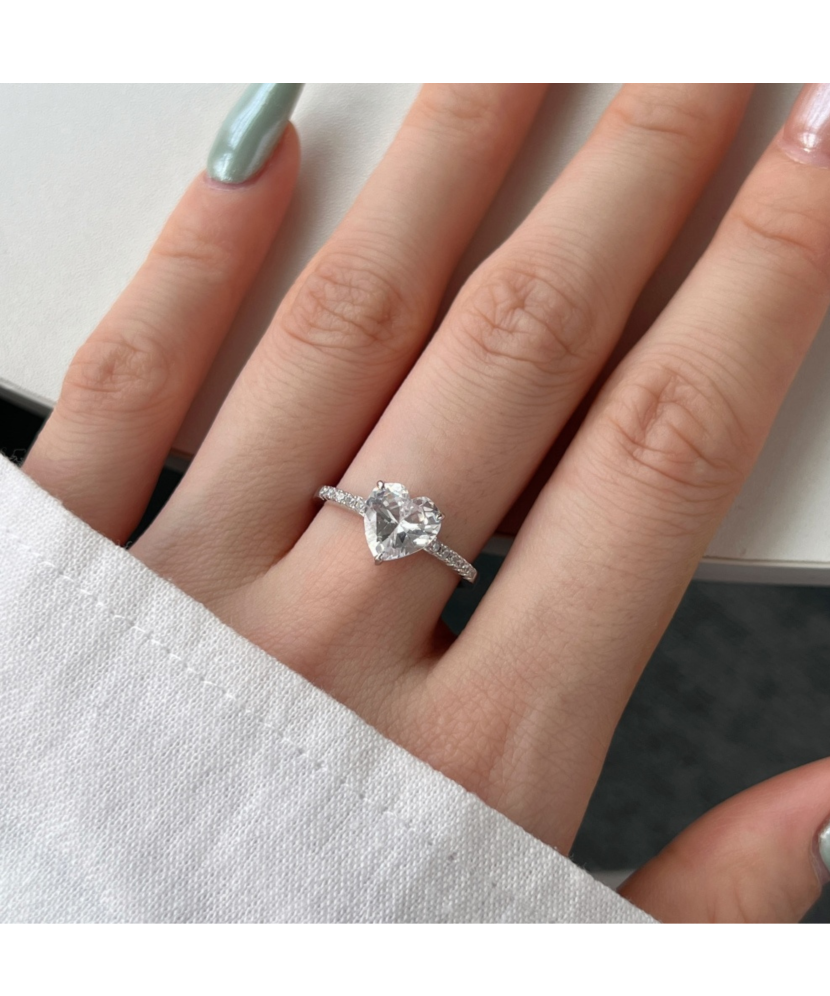 Серебряное кольцо с цирконами