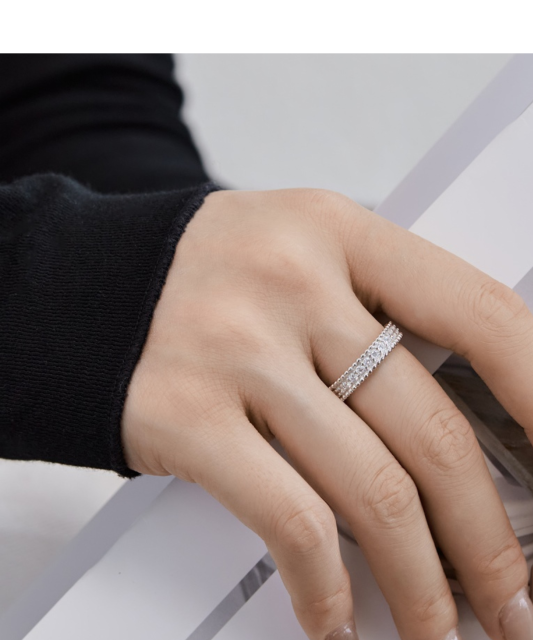 Серебряное кольцо с цирконами