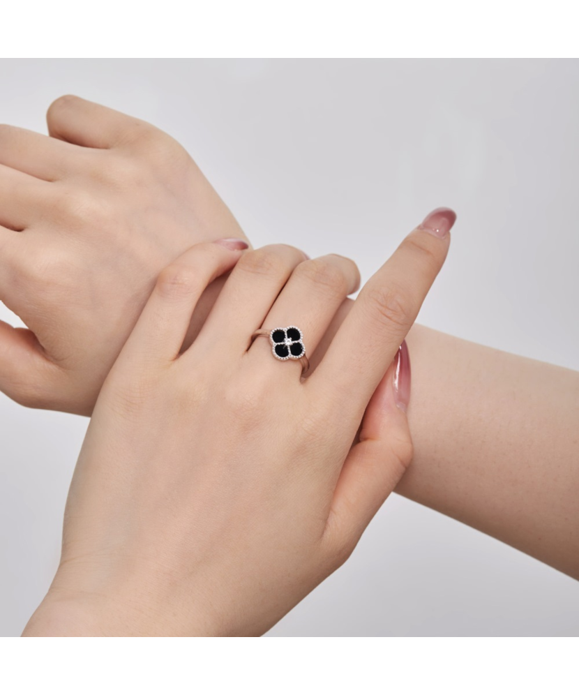 Sudraba gredzens ar oniksu un cirkonijiem