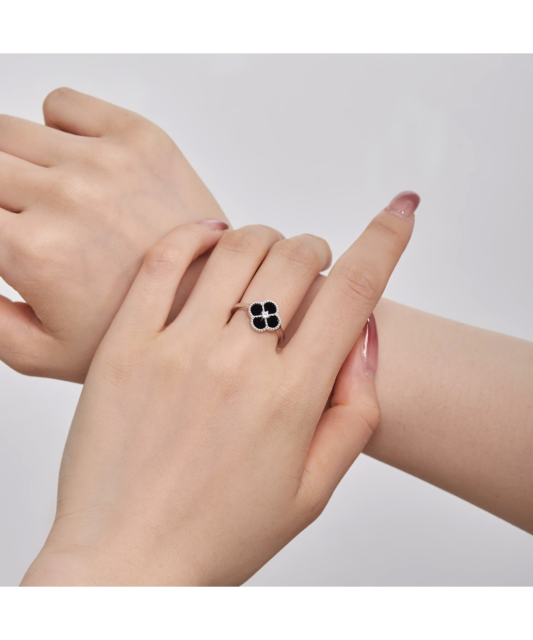 Sudraba gredzens ar oniksu un cirkonijiem