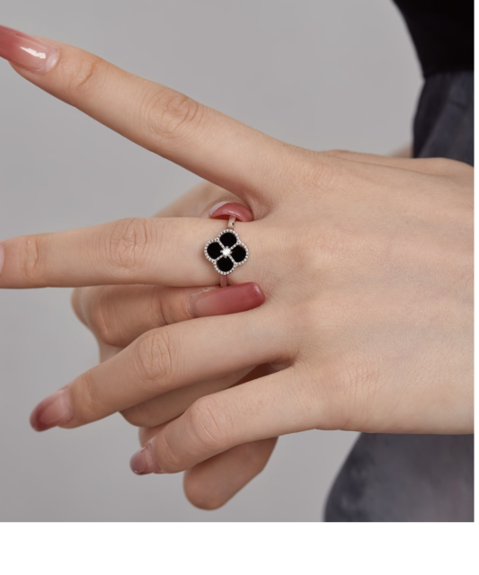 Серебряное кольцо с ониксом и цирконами