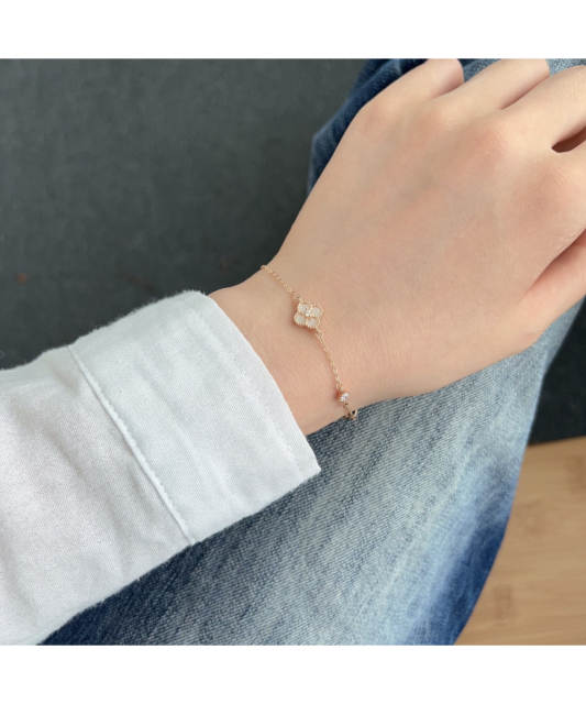 Apzeltīta sudraba aproce ar cirkoniem un perlamutru