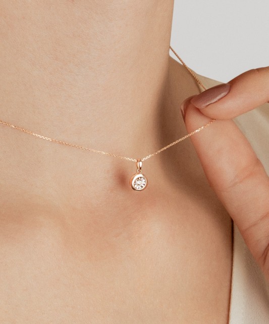 Zelta piekariņš ar dimantu