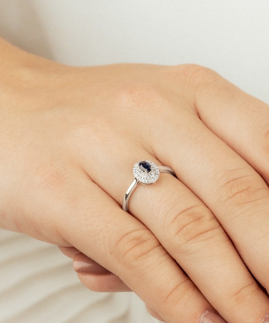 Baltā zelta gredzens ar safīru un dimantiem