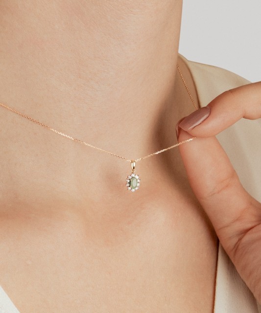 Dzeltenā zelta kulons ar smaragdu un dimantiem