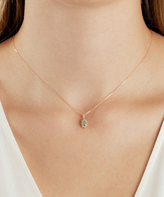 Dzeltenā zelta kulons ar smaragdu un dimantiem