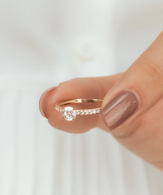 Zelta gredzens ar cirkonijiem