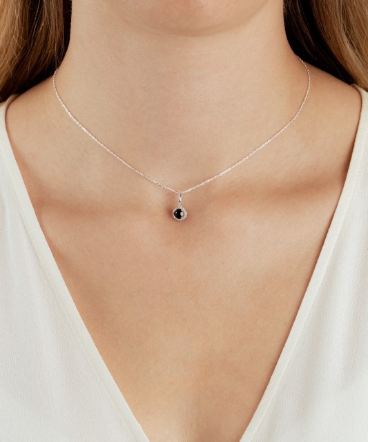 Baltā zelta kulons ar safīru un dimantiem