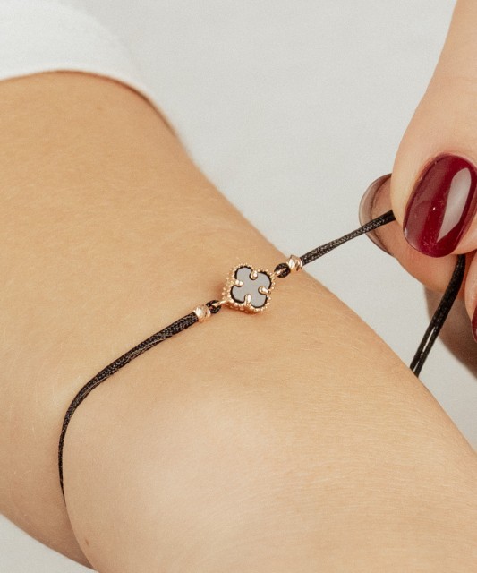 Браслет из черной нити с золотом и ониксом.