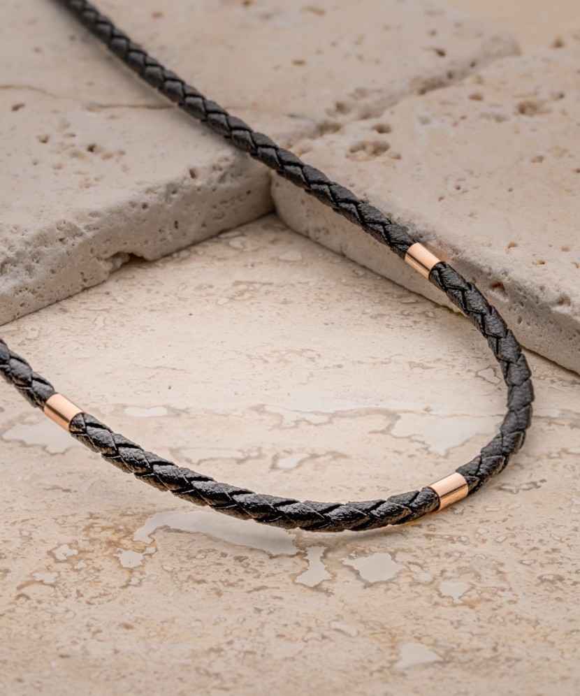 Кожаный браслет с золотом