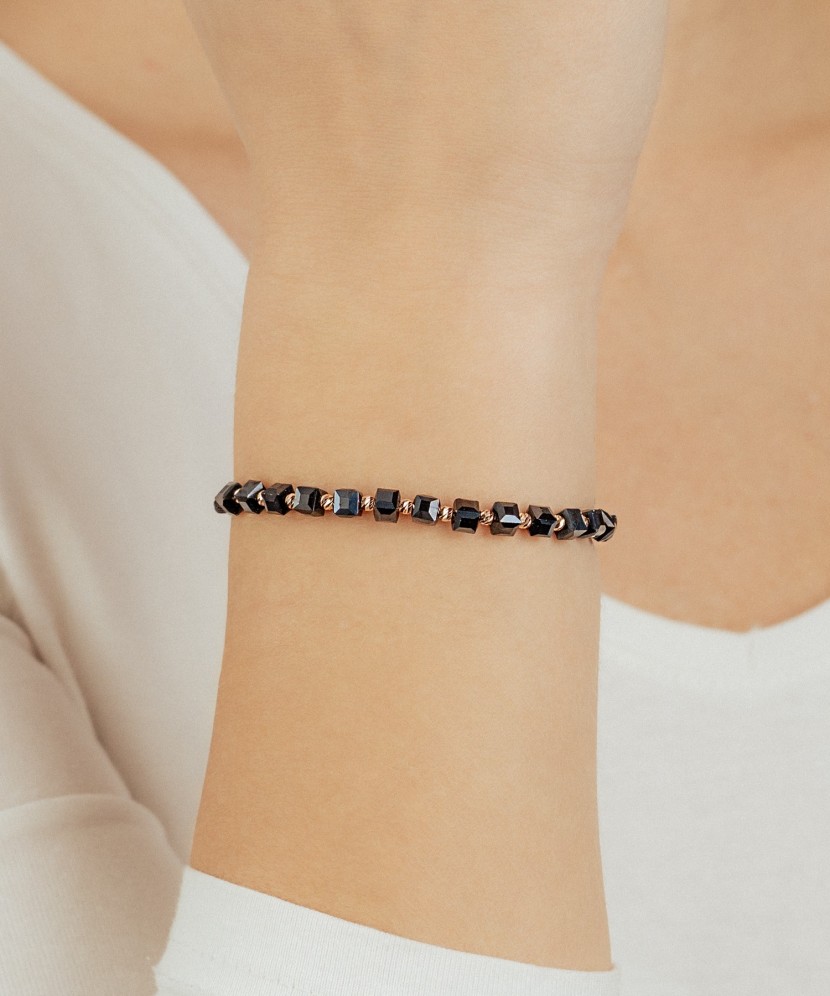 Браслет из черной нити с золотом и гематитами