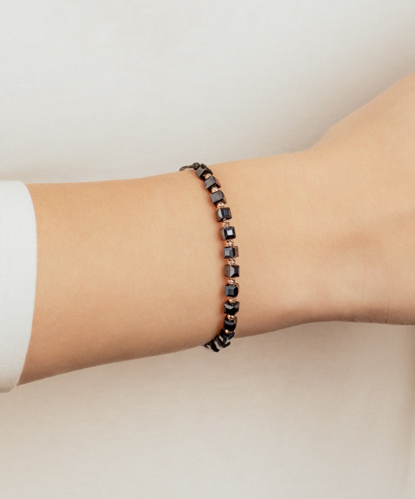 Браслет из черной нити с золотом и гематитами