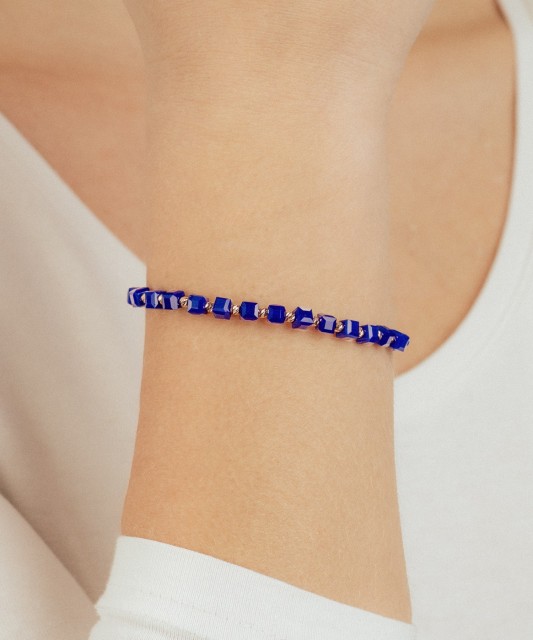 Браслет из синей нити с золотом и ониксом