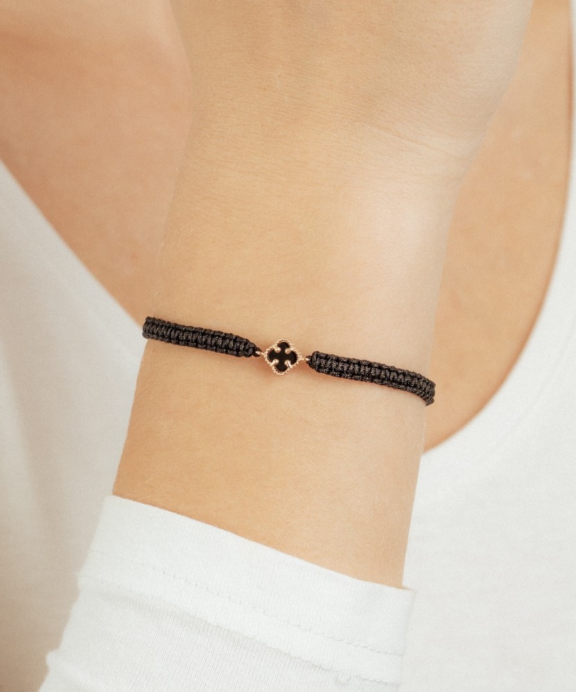 Melnā diega rokassprādze ar zeltu un oniksiem