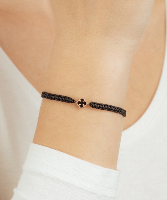 Melnā diega rokassprādze ar zeltu un oniksiem