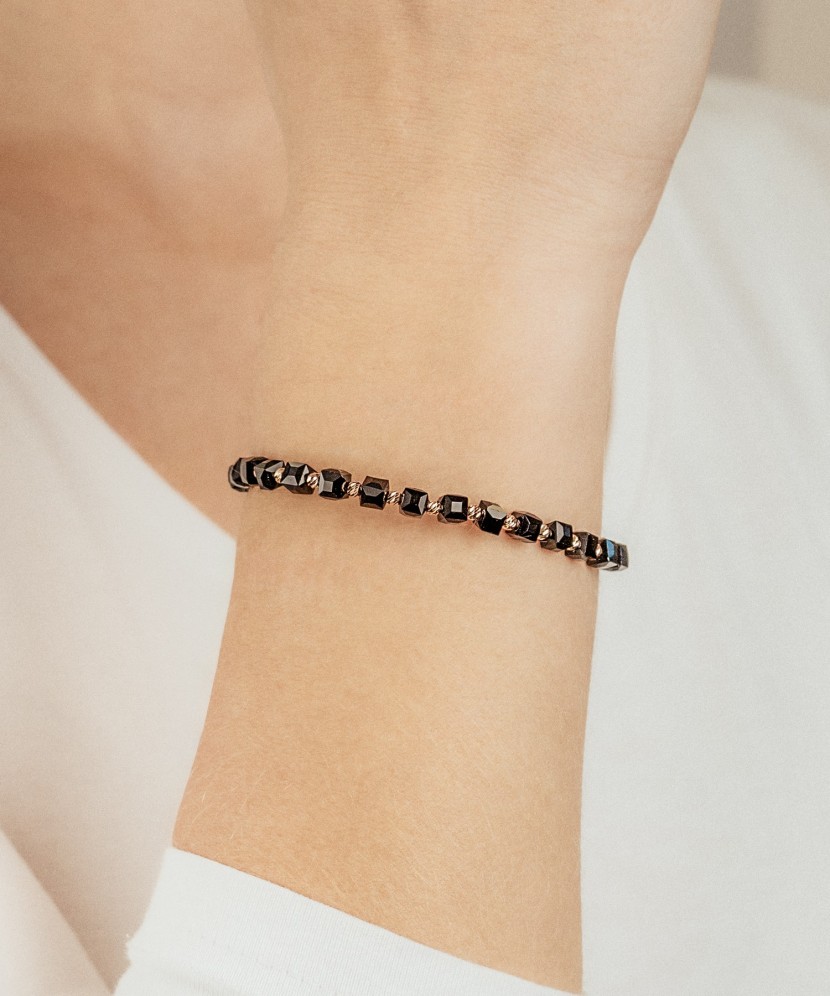 Melno Diegu Rokassrpādze Ar Zeltu Un oniksiem