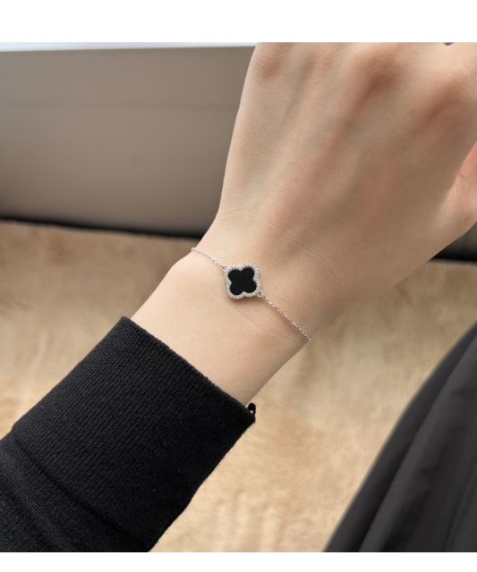 Sudraba rokassprādze ar oniksu un cirkoniem