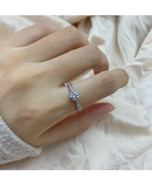 Серебряное кольцо с цирконами