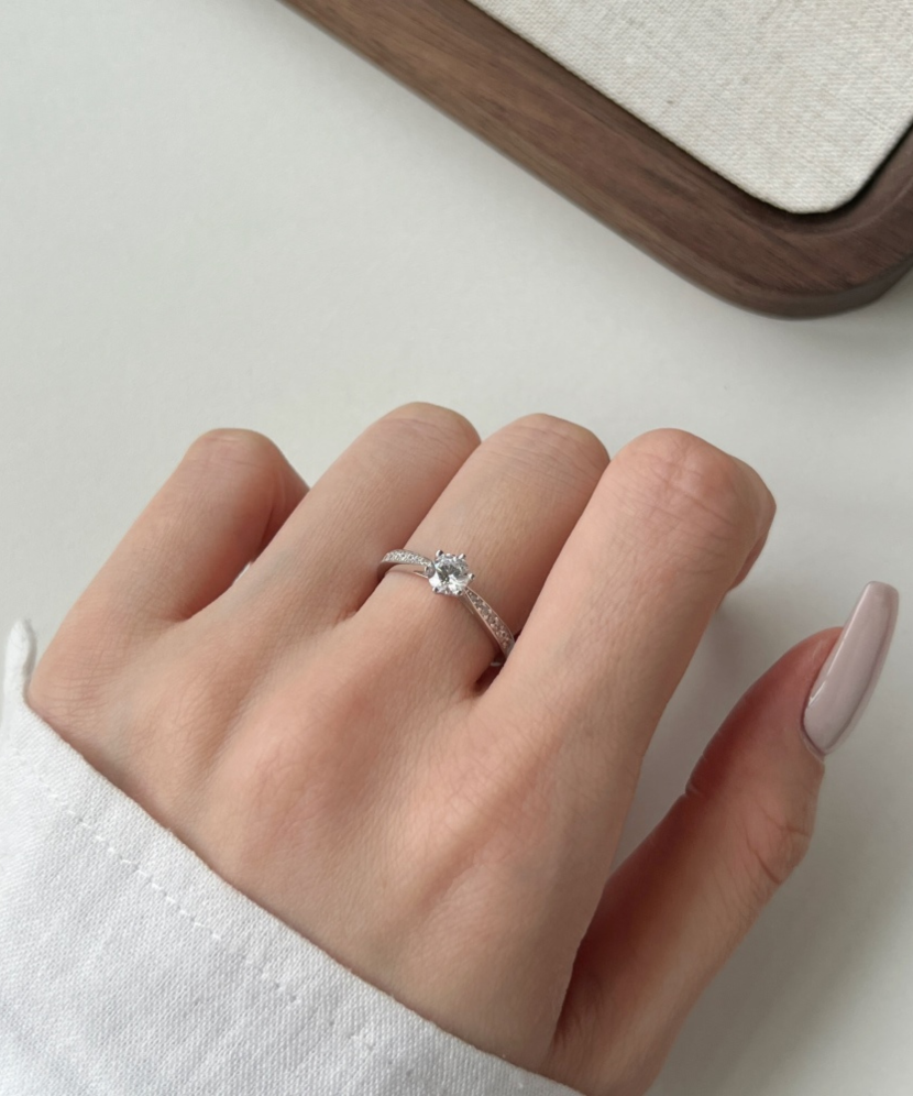 Sudraba gredzens ar cirkonijiem