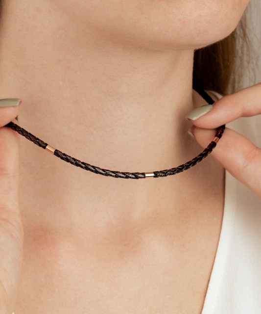 Ādas rokassprādze ar zeltu