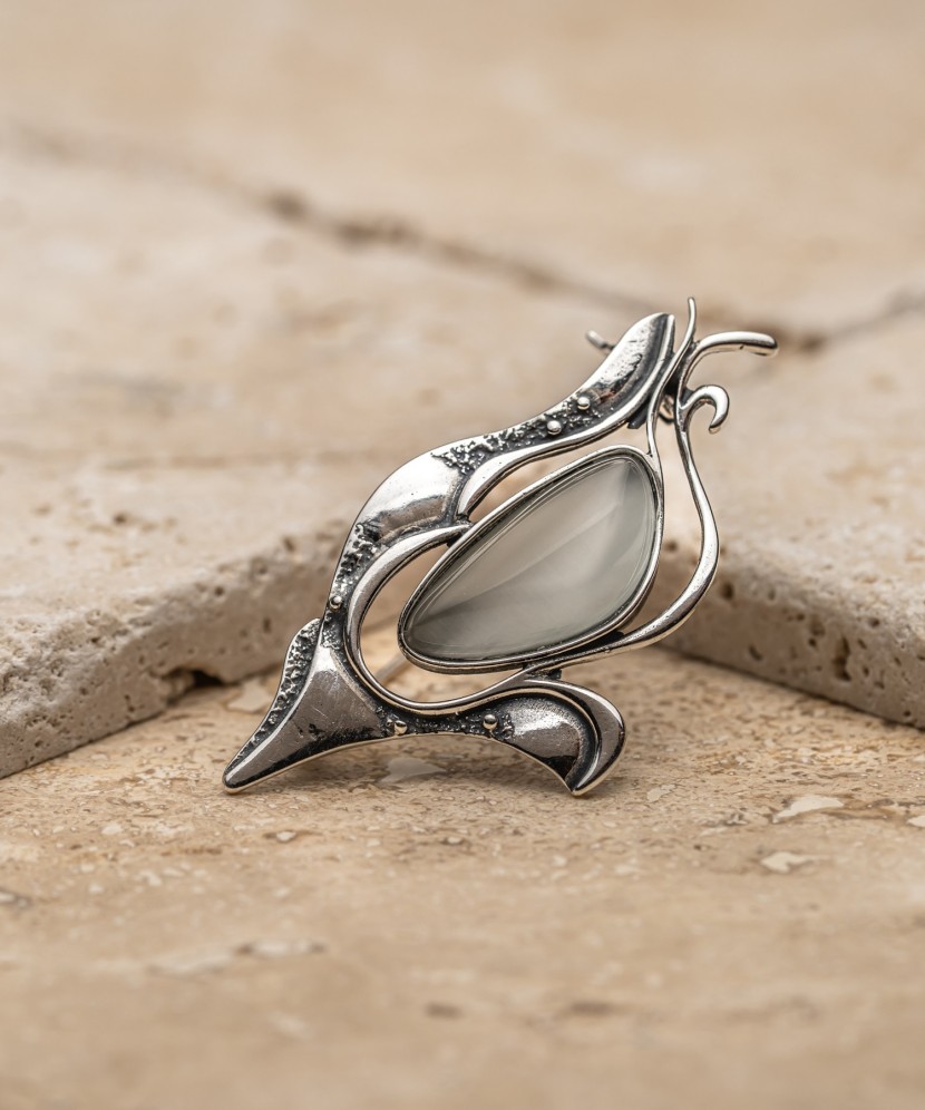 Sudraba sakta ar kaķa acs akmeni