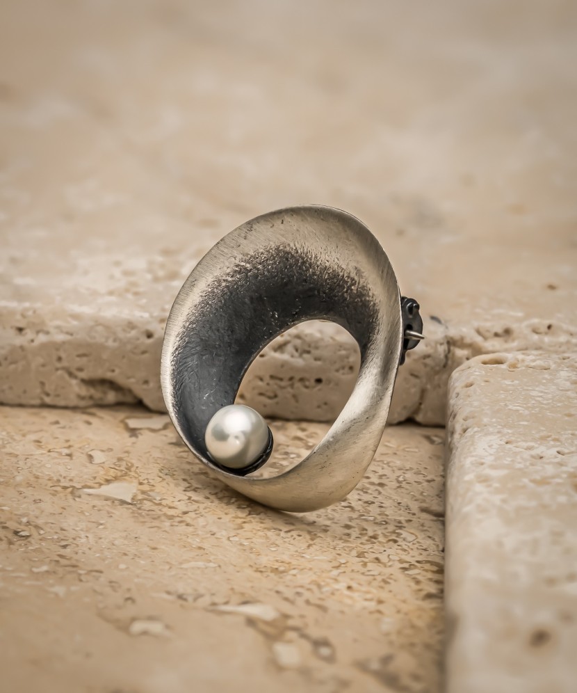 Sudraba sakta ar pērli