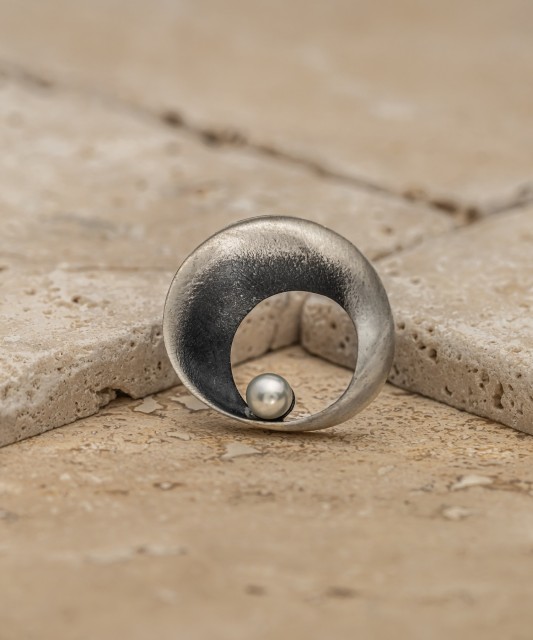 Sudraba sakta ar pērli