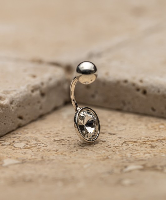 Sudraba auskars nabā ar kristālu