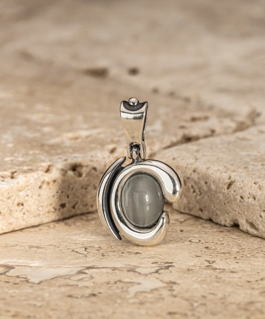 Sudraba piekariņš ar kaķa acs akmeni