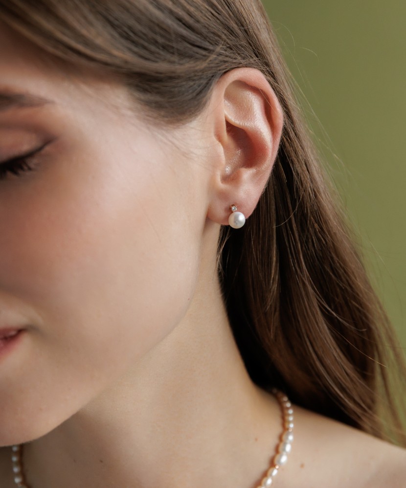 Zelta auskari ar pērlēm un cirkoniem