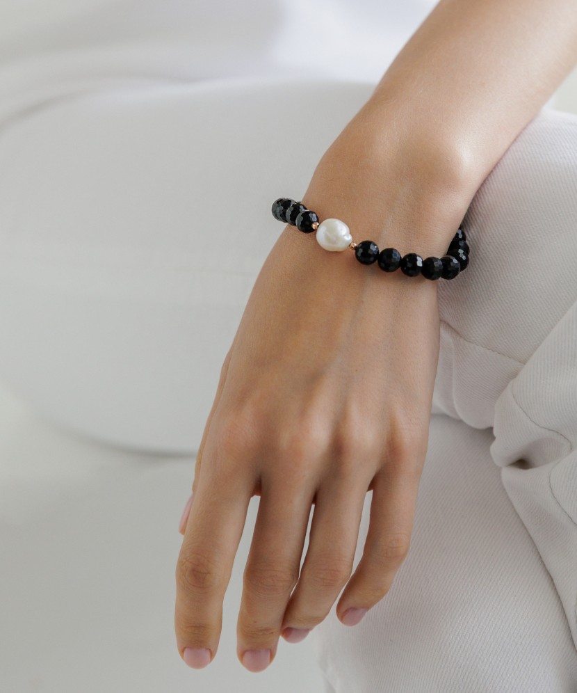 Rokassprādze ar oniksu un zeltu