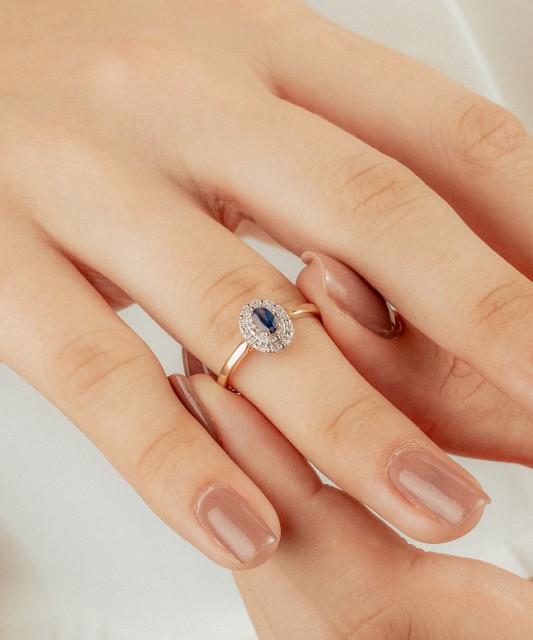 Zelta gredzens ar safīru un dimantiem