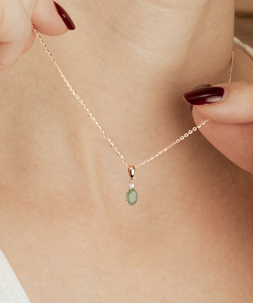 Zelta piekariņš ar smaragdu un dimantiem