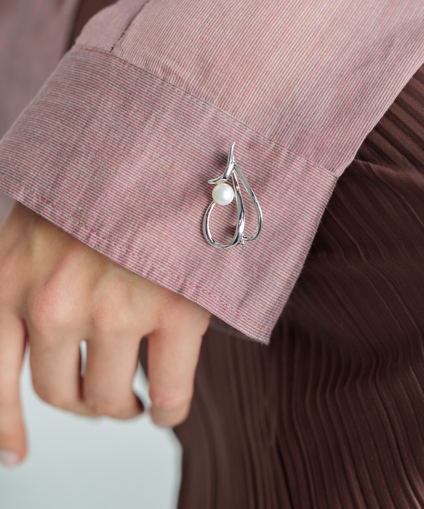 Серебряная брошь с жемчугом