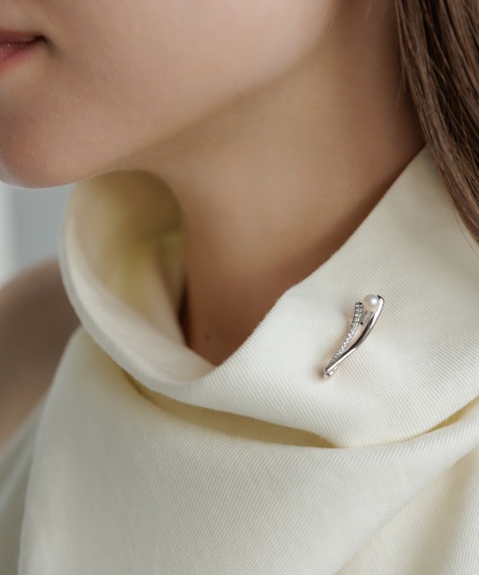 Серебряная брошь с жемчугом и цирконами