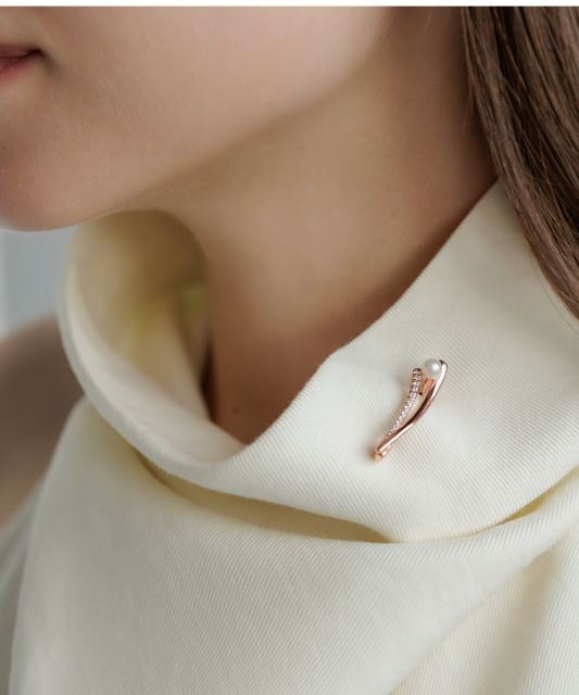 Apzeltīta sudraba piespraude ar pērli