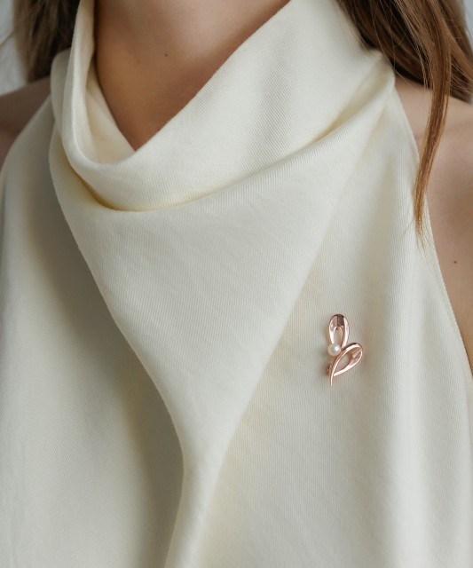 Apzeltīta sudraba piespraude ar pērli