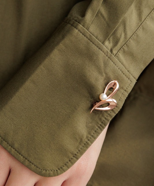 Apzeltīta sudraba piespraude ar pērli