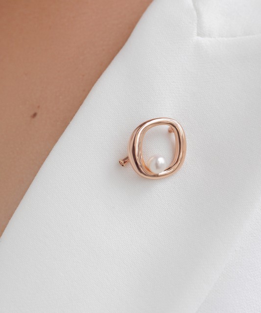 Apzeltīta sudraba piespraude ar pērli