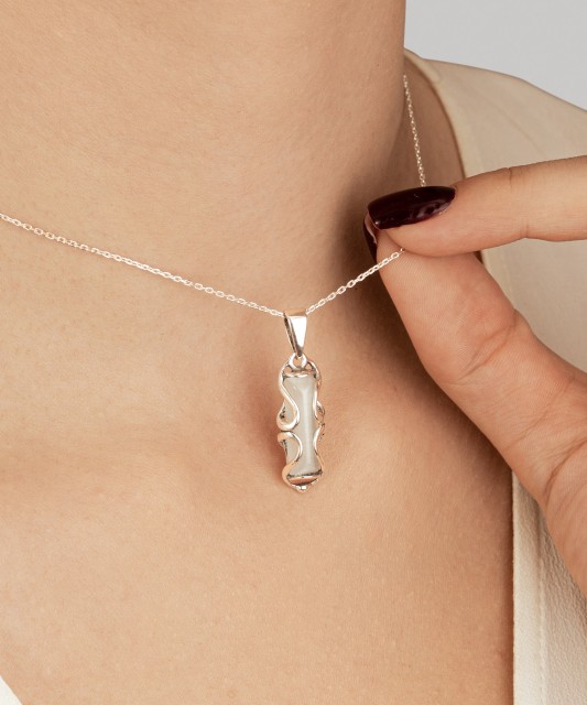 Sudraba piekariņš ar kaķa acs akmeni