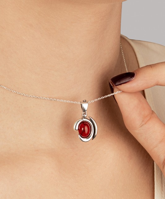 Sudraba piekariņš ar koralli