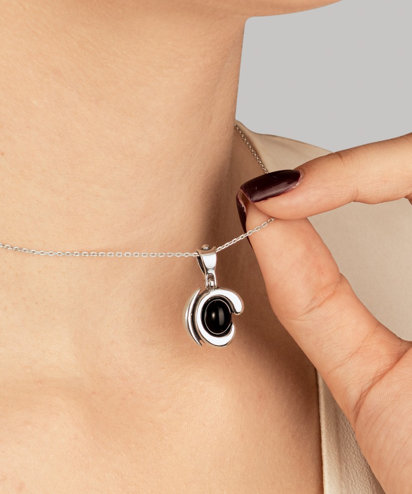 Sudraba piekariņš ar oniksu