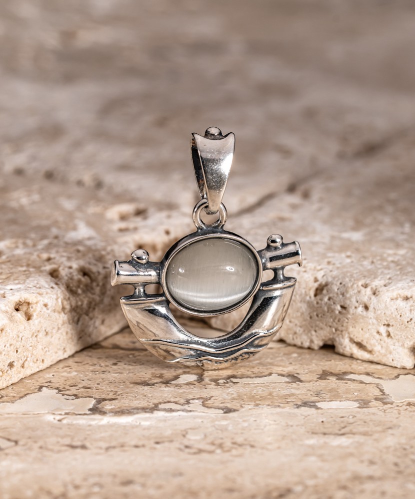 Sudraba piekariņš ar kaķa acs akmeni