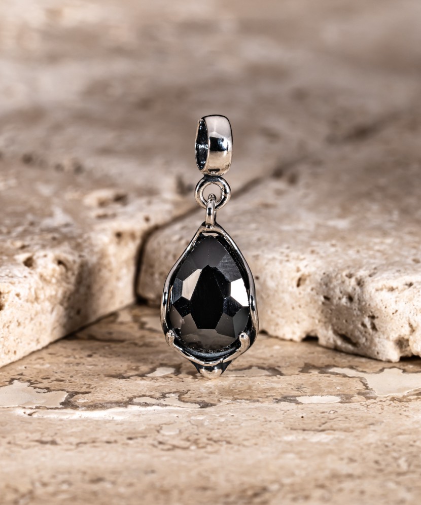 Sudraba piekariņš ar kristālu