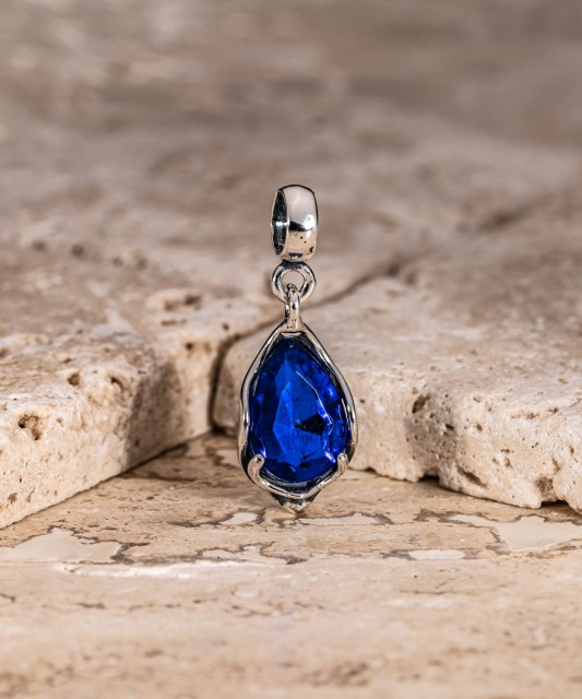 Sudraba piekariņš ar kristālu