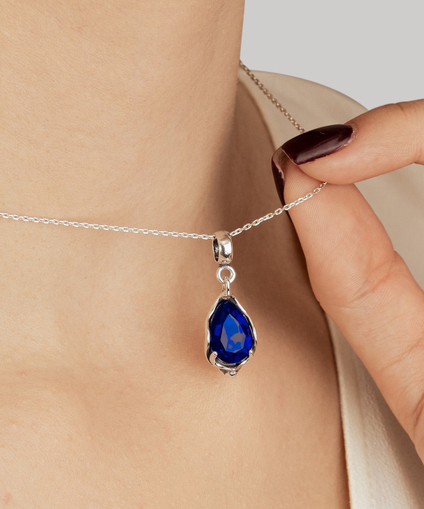 Sudraba piekariņš ar kristālu